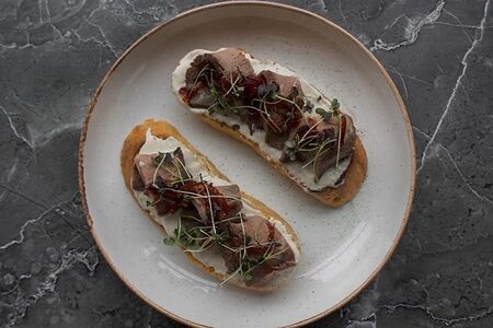 Брускетта с томлёным ростбифом