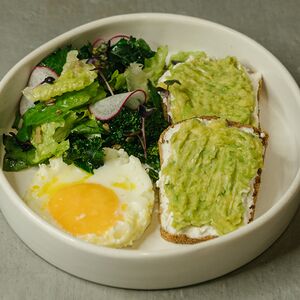 Глазунья с тостами из гречишного хлеба, с миндальной рикоттой, авокадо и зелёным салатом