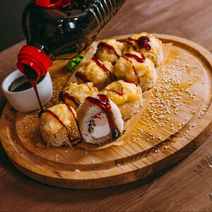 Запечённый ролл с креветкой и крабом 