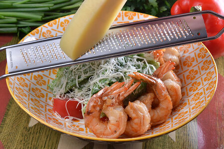 Салат Цезарь с креветками