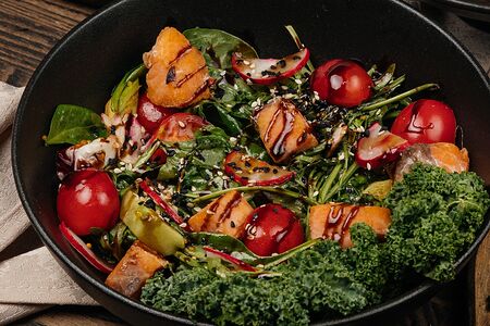 Салатный рай с лососем