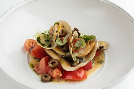 Камбала, вонголе, томаты, оливки