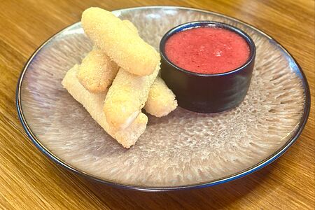 Сырные палочки с ягодным соусом