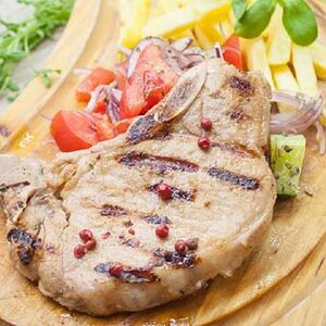 Стейк из свинины на кости