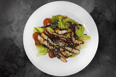 Салат с угрём под соусом унаги