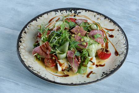 Салат с копченой кониной и сыром фета