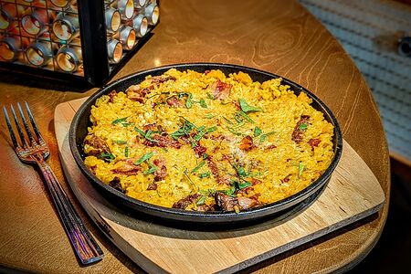 Паэлья с курицей, беконом и вялеными томатами 