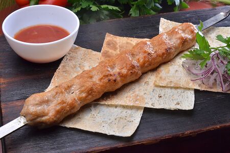 Люля-кебаб из индейки с соусом сацебели