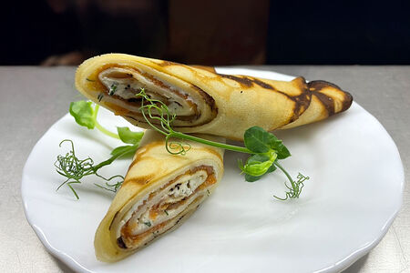 Блинчик с семгой и творожным сыром 