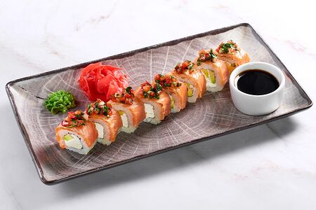 Ролл с лососем и клубникой