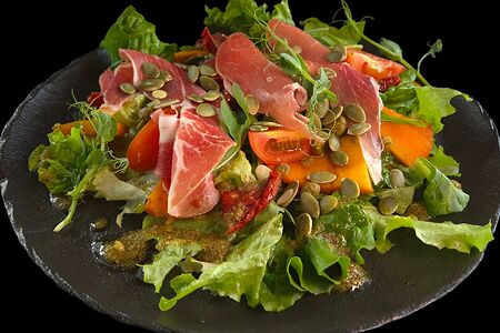 Салат с хамоном и тыквой 