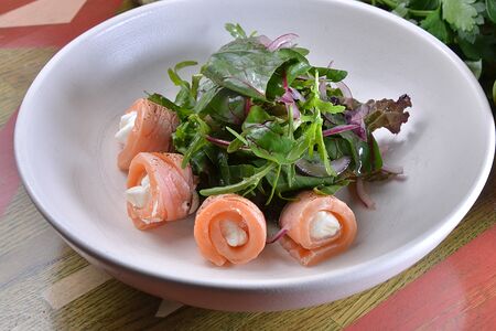 Салат с опаленным лососем 