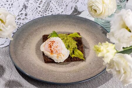 Тост с авокадо и яйцом пашот