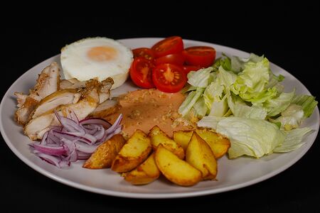 Салат с цыпленком гриль