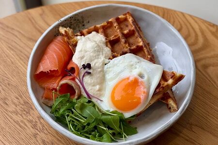 Сырные вафли с муссом из пармезана 