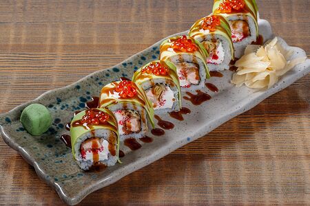 Ролл Сакура с лососем и красной икрой 