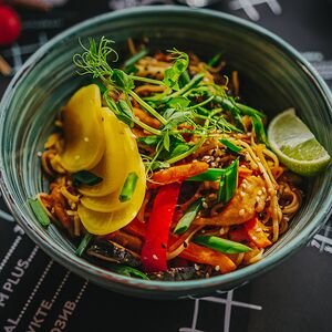WOK с курицей и шитаке