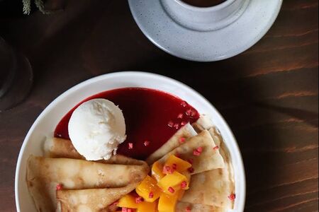 Блинчики с клубникой и манго