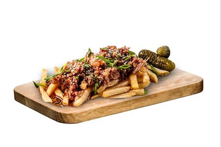 Рваная свинина с картофелем фри