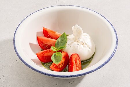 Буррата с томатами и песто