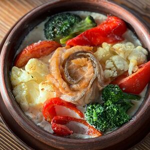 Розочка из сёмги с овощами в сливочном соусе