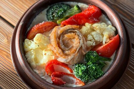 Розочка из сёмги с овощами в сливочном соусе