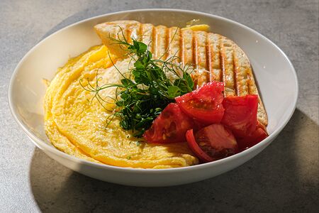 Омлет с грюйером, помидорами и зеленью