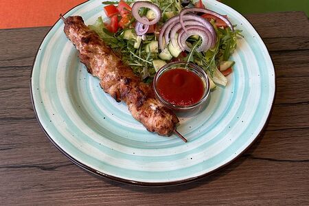 Шашлык из куриного бедра с овощным салатом и соусом BBQ