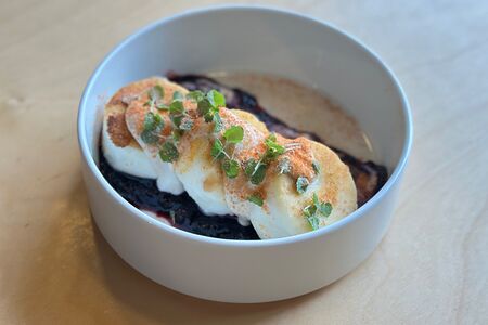 Сырники с черникой и кешью сметаной