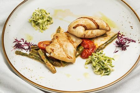 Кальмар на подушке из овощей гриль с севиче из цукини