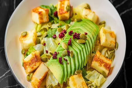 Зеленый салат с халуми