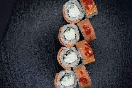 Опаленная Филадельфия с соусом манго