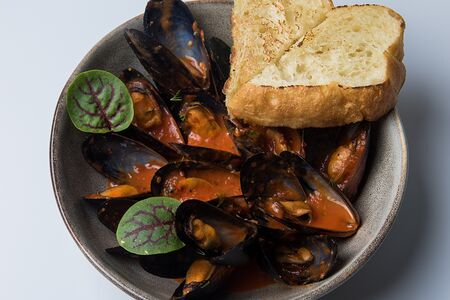 Мидии, тушенные в томатном соусе