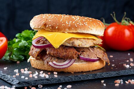 Гамбургер с беконом и яйцом