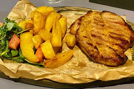 Стейк из cвинoй шеи с картофельным салатом и соусом BBQ