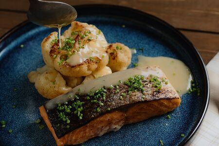 Лосось, цветная капуста и сливочный биск