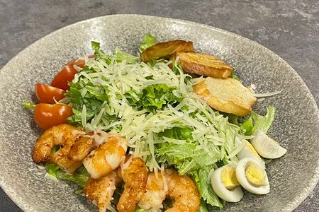 Салат цезарь с креветками