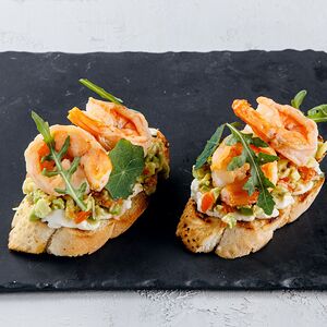 Брускетта с тигровой креветкой 