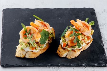 Брускетта с тигровой креветкой 