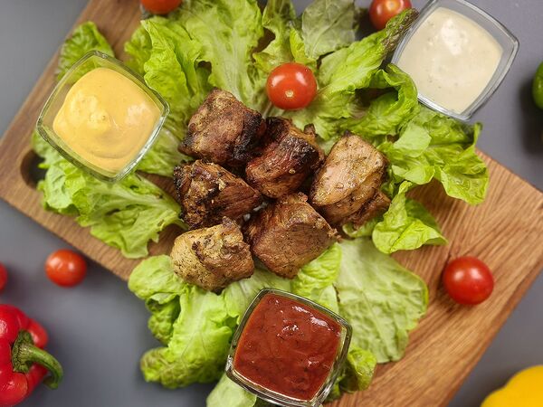 Мужчина готовит