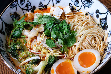 Лакса-рамен с креветками и тофу