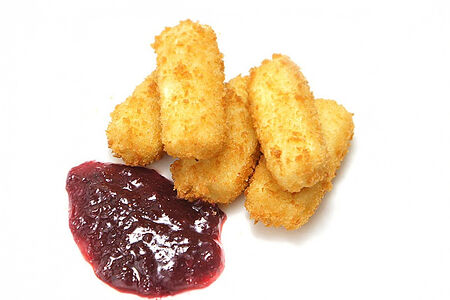 Сырные палочки с брусничным вареньем