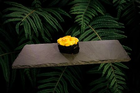 Гункан с мидиями запеченный