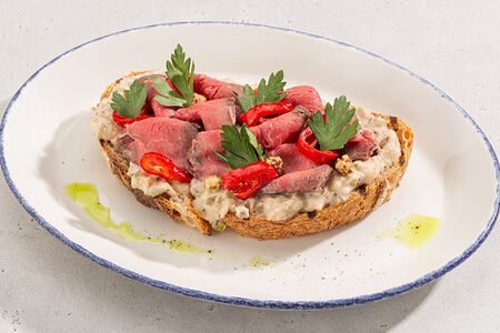 Брускетта с ростбифом