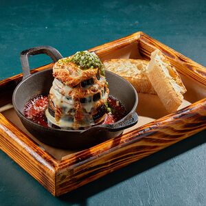 Баклажаны на гриле с томатами и моцареллой