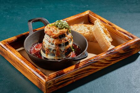 Баклажаны на гриле с томатами и моцареллой