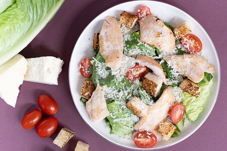 Салат Цезарь с курицей