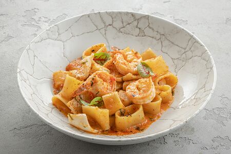 Каламарата с морепродуктами в томатном соусе	