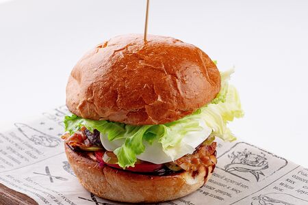 Английский бургер с яйцом и беконом