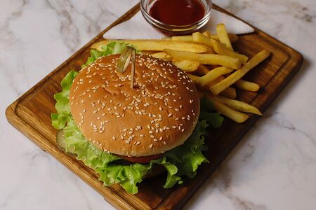 Бургер с говяжьей котлетой